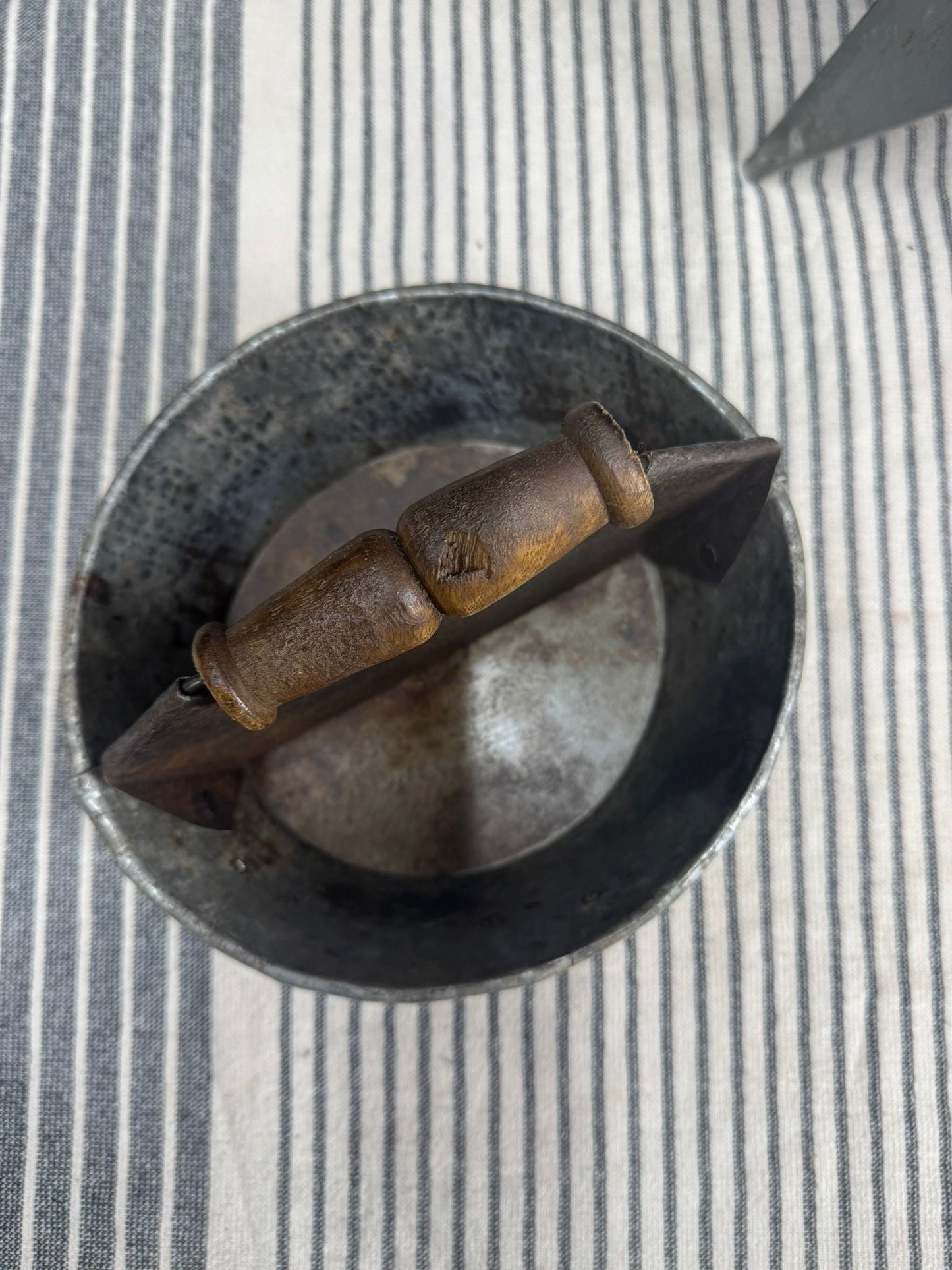 Vintage Small Metal Tray / Plant Pot Herb Planter / Metal Bucket Carry Caddie  (B)