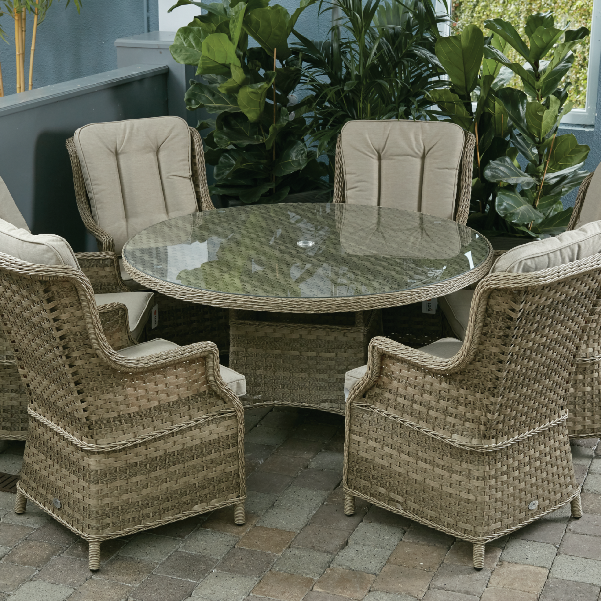 Hampton - 6 Seat Set with 135cm Round Table (Sand Colour Cushions)